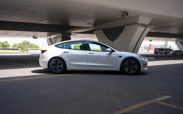 White Tesla Model 3 Photo 3