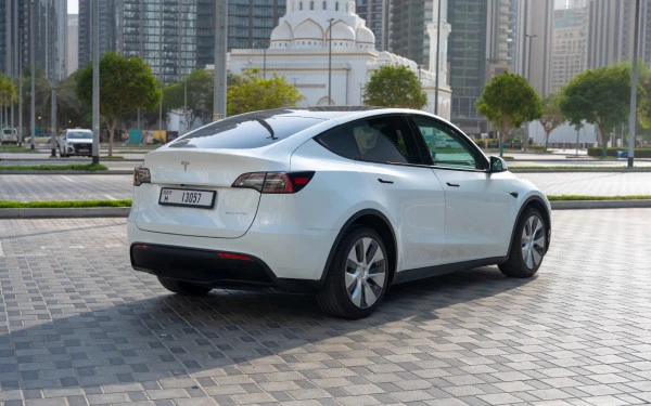 White Tesla Model Y Long Range Photo 3