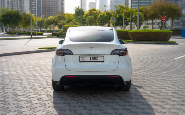 White Tesla Model Y Long Range Photo 4
