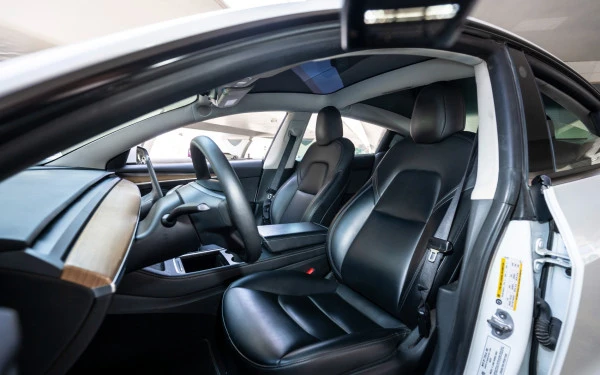 White Tesla Model Y Long Range Photo 4