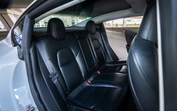 White Tesla Model Y Long Range Photo 7