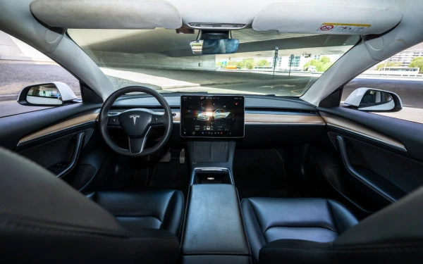 White Tesla Model Y Long Range Photo 13