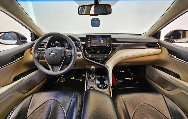 White Toyota Camry Photo 2