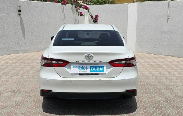 White Toyota Camry Photo 3