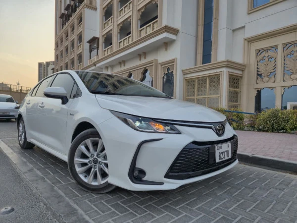 White Toyota Corolla Hybrid Photo 4