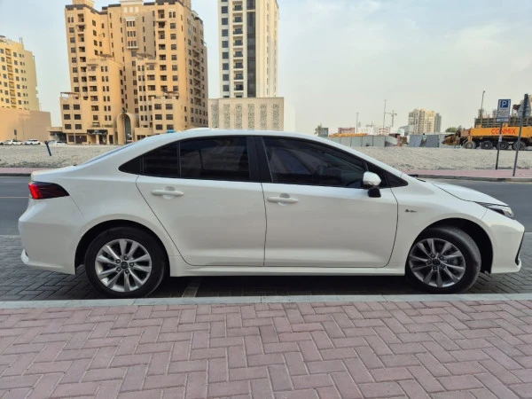 White Toyota Corolla Hybrid Photo 6