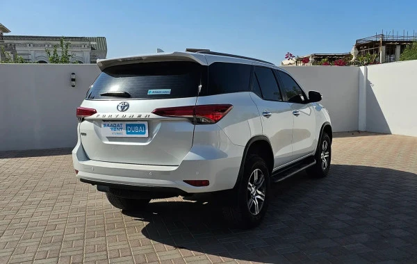 White Toyota Fortuner Photo 2