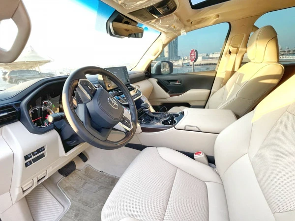 White Toyota Land Cruiser Photo 2