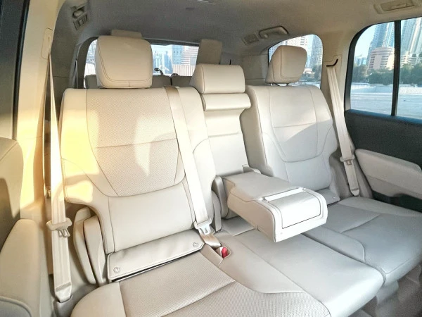 White Toyota Land Cruiser Photo 4