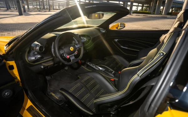 Желтый Ferrari F8 Tributo Spider Photo 4