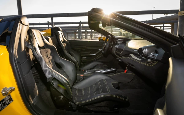 Желтый Ferrari F8 Tributo Spider Photo 5