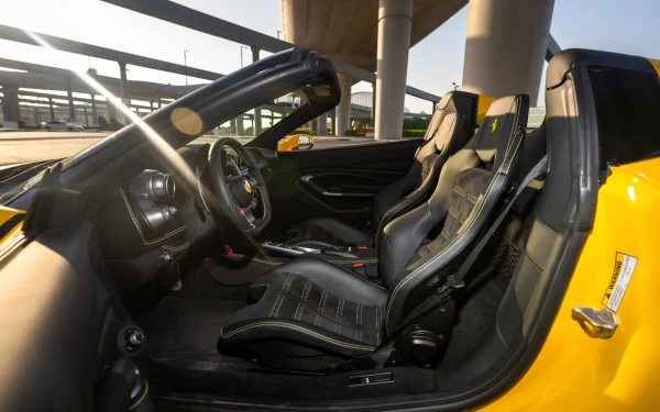 Желтый Ferrari F8 Tributo Spider Photo 6