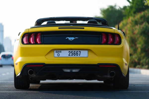 Желтый Ford Mustang cabrio Photo 7
