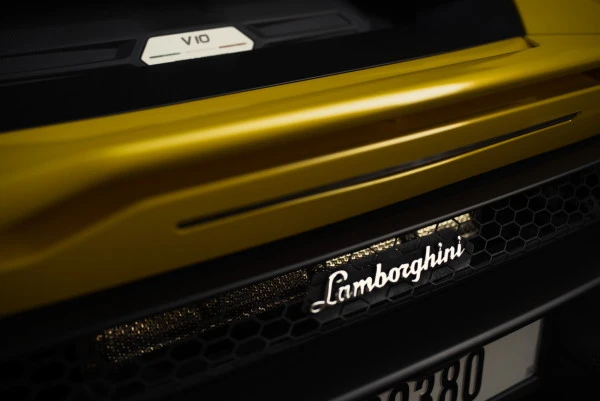 Желтый Lamborghini Evo Spyder Photo 2