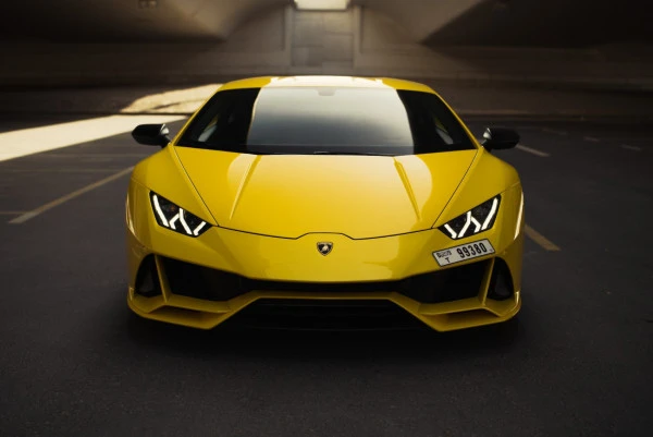 Желтый Lamborghini Evo Spyder Photo 3
