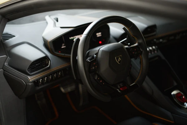 Желтый Lamborghini Evo Spyder Photo 4