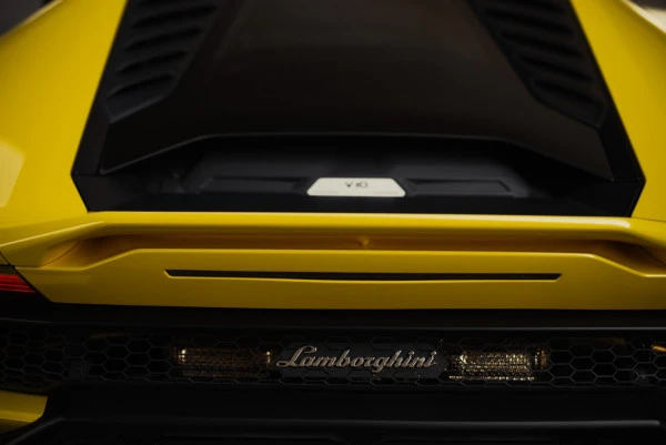 Желтый Lamborghini Evo Spyder Photo 5