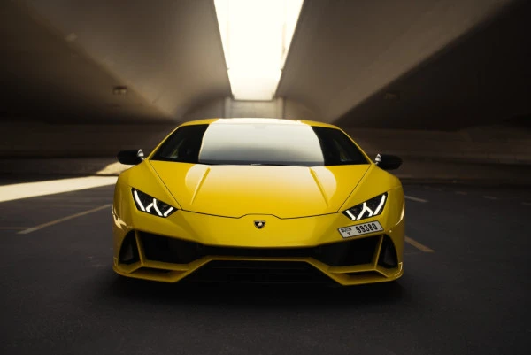 Желтый Lamborghini Evo Spyder Photo 9