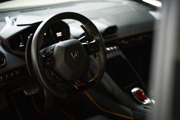 Желтый Lamborghini Evo Spyder Photo 10
