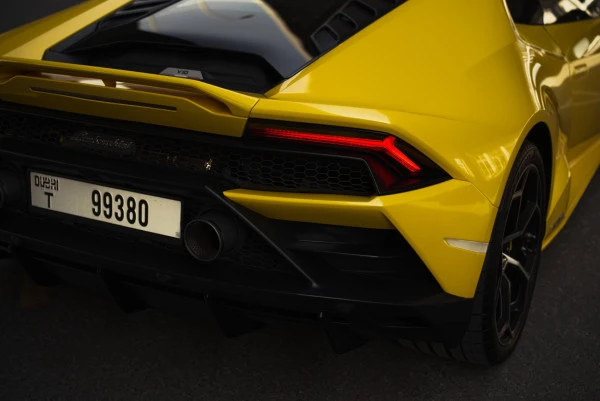 Желтый Lamborghini Evo Spyder Photo 12