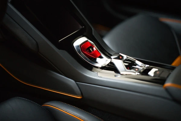 Желтый Lamborghini Evo Spyder Photo 13