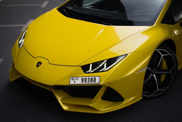 Желтый Lamborghini Evo Spyder Photo 16