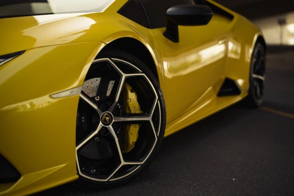 Желтый Lamborghini Evo Spyder Photo 17