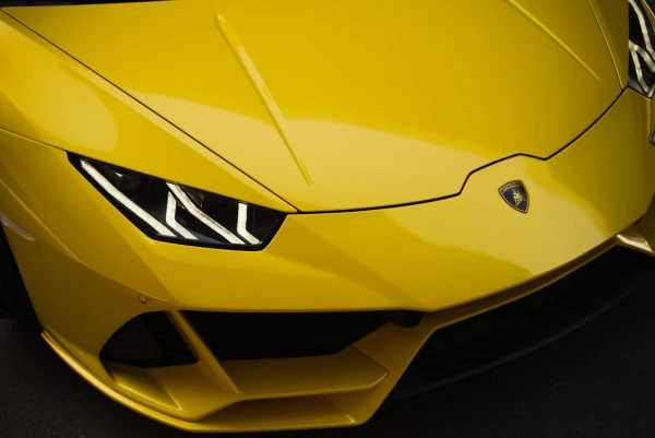 Желтый Lamborghini Evo Spyder Photo 18