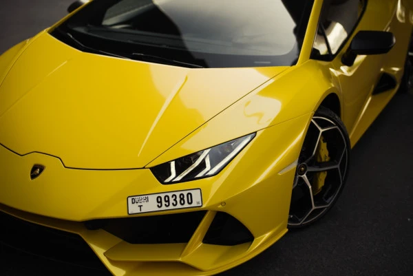 Желтый Lamborghini Evo Spyder Photo 20