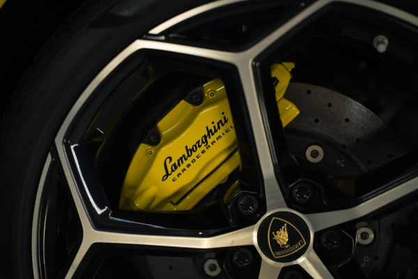 Желтый Lamborghini Evo Spyder Photo 21