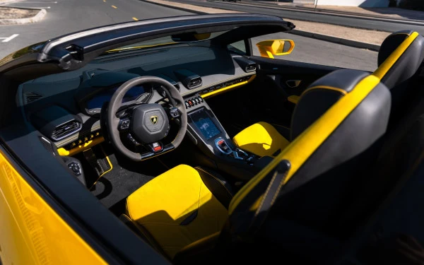 Желтый Lamborghini Evo Spyder Photo 4