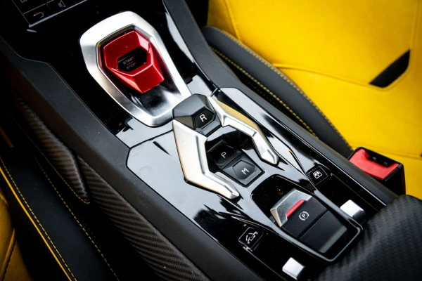 Желтый Lamborghini Evo Spyder Photo 7