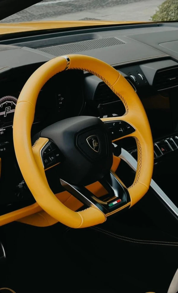 Желтый Lamborghini Urus Photo 2