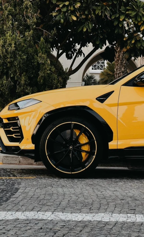 Желтый Lamborghini Urus Photo 3