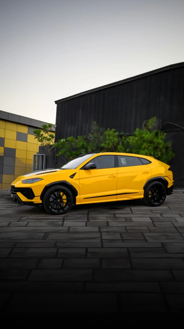Желтый Lamborghini Urus Photo 2